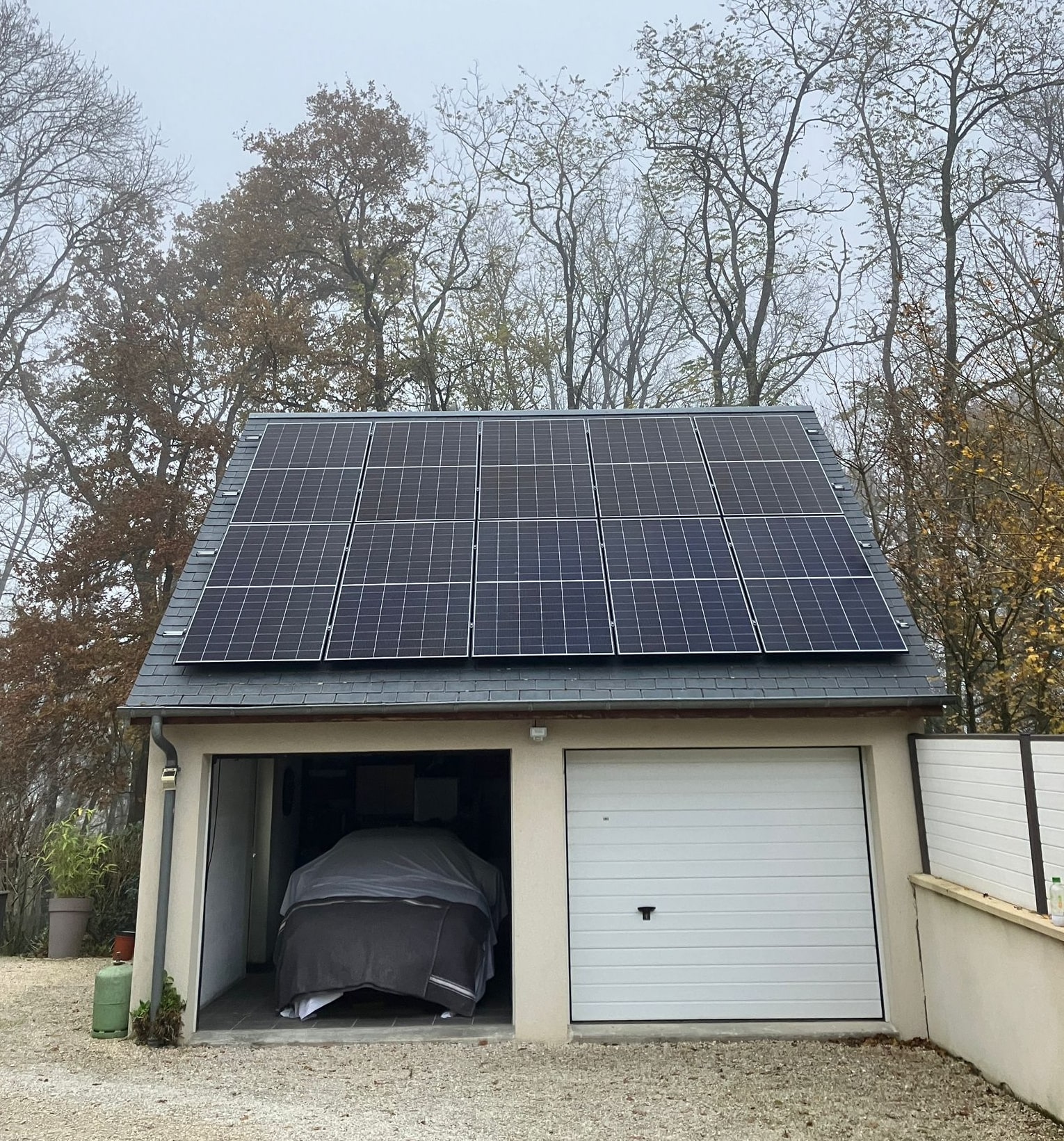 Pose de panneaux photovoltaïques sur une toiture en ardoise : ce qu’il faut savoir
